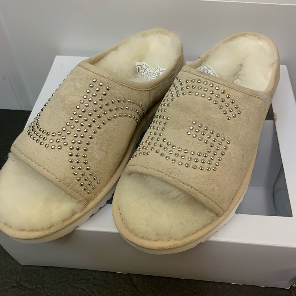 New UGG TOSCANA SHEEPSKIN UGG LOGO SLIDE STUD SLIPPERS, WOMEN US 5 / EUR…